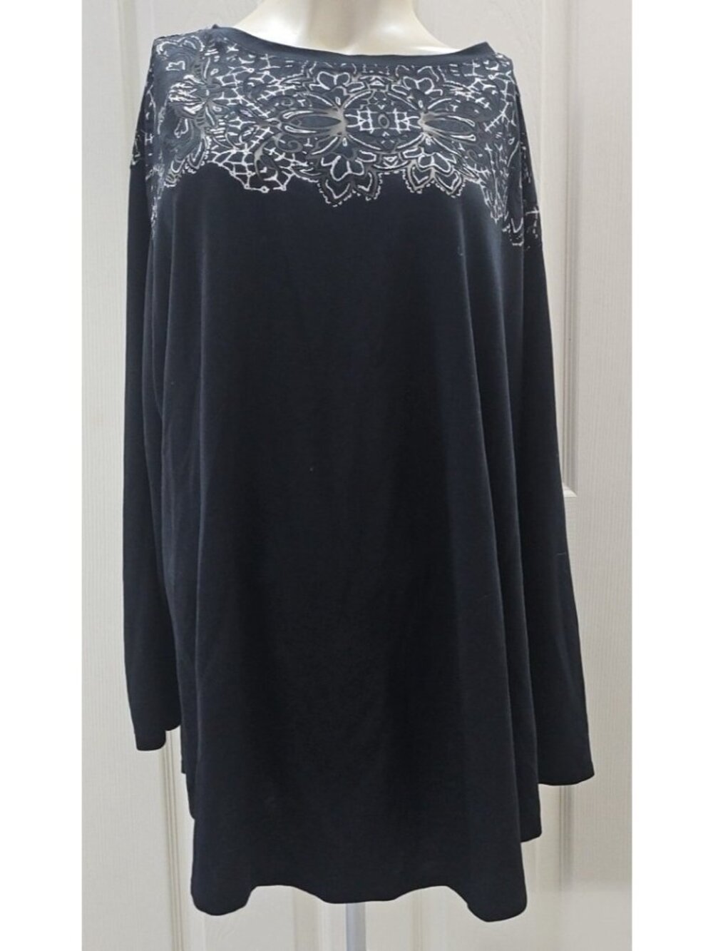 Ava & Viv Black Tunic Top Sheer Mesh Yoke Silver Foil Mandala Plus Size 2X - Picture 1 of 10